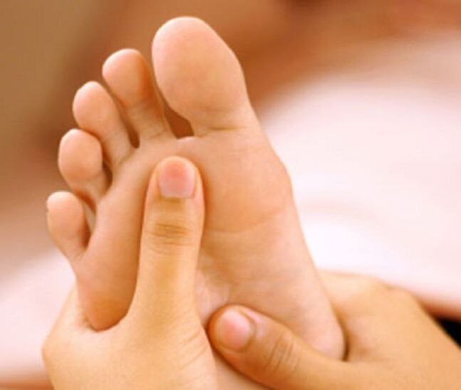 A fungal infection mainly manifests itself as peeling and itching of the skin on the feet. 