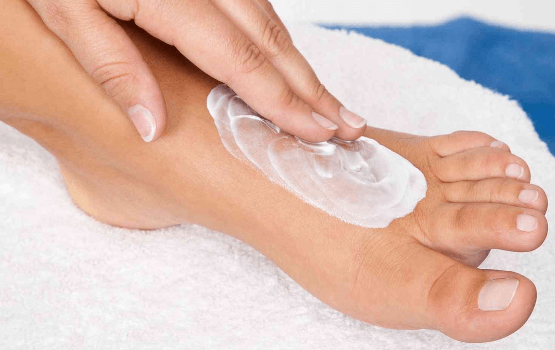 apply ointment against fungus on the feet