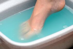 Baths with apple cider vinegar for mushroom treatment on the legs